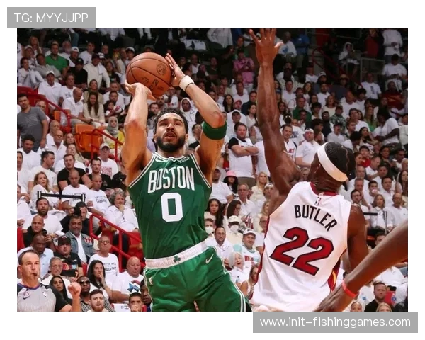 凯尔特人主场防守坚韧，怀特全面表现主导攻防节奏